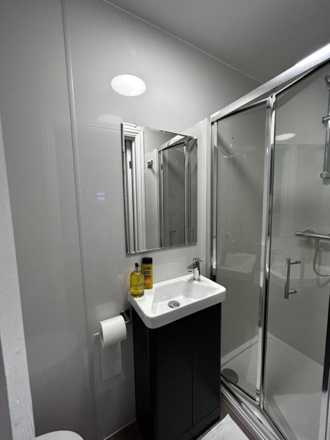 Хостел 339 High Town Road Лутон Экстерьер фото