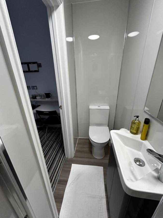 Хостел 339 High Town Road Лутон Экстерьер фото